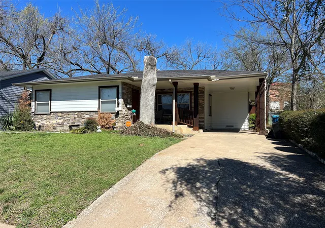 Photo 3 of Single family home for sale at 533 E Sears St, Denison, TX 75021 | MLS# 21206951 | Listing updated on 2026-09-29