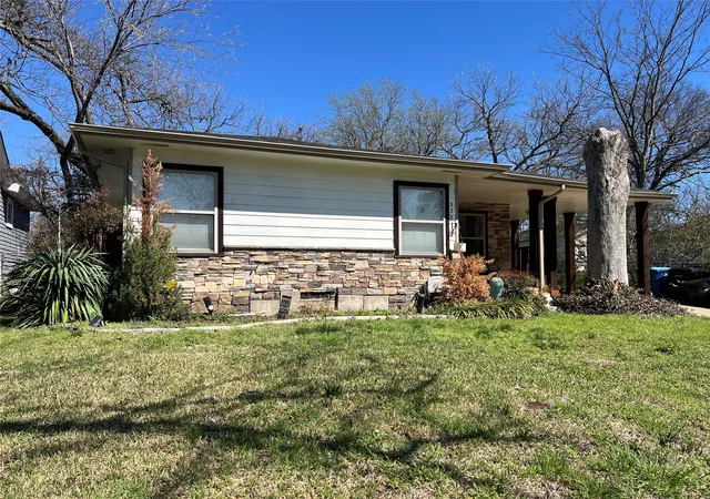 Photo 3 of Single family home for sale at 533 E Sears St, Denison, TX 75021 | MLS# 21206951 | Listing updated on 2026-09-29