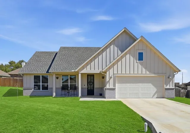 Photo 2 of Single family home for sale at 4004 Gallivant Dr, Granbury, TX 76049 | MLS# 21191526 | Listing updated on 2026-09-28