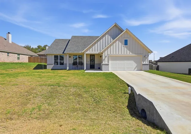 Photo 3 of Single family home for sale at 4004 Gallivant Dr, Granbury, TX 76049 | MLS# 21191526 | Listing updated on 2026-09-28