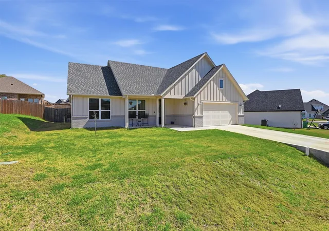 Photo 3 of Single family home for sale at 4004 Gallivant Dr, Granbury, TX 76049 | MLS# 21191526 | Listing updated on 2026-09-28