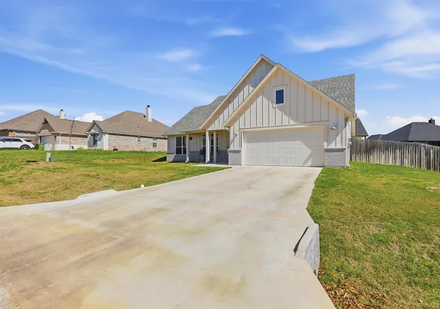 Photo 4 of Single family home for sale at 4004 Gallivant Dr, Granbury, TX 76049 | MLS# 21191526 | Listing updated on 2026-09-28