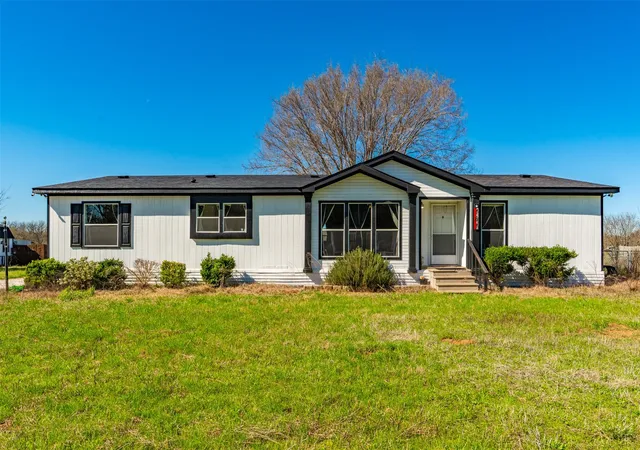Photo 3 of Manufactured home for sale at 181 Private Road 125, Whitney, TX 76692 | MLS# 21191194 | Listing updated on 2026-07-31