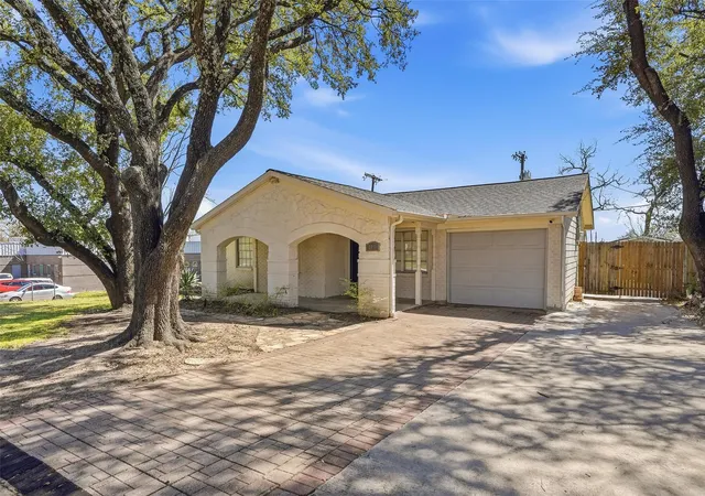 Photo 1 of Single family home for sale at 324 W Grubb Dr, Mesquite, TX 75149 | MLS# 21208445 | Listing updated on 2026-09-13