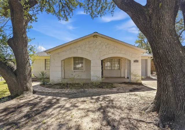 Photo 2 of Single family home for sale at 324 W Grubb Dr, Mesquite, TX 75149 | MLS# 21208445 | Listing updated on 2026-09-13