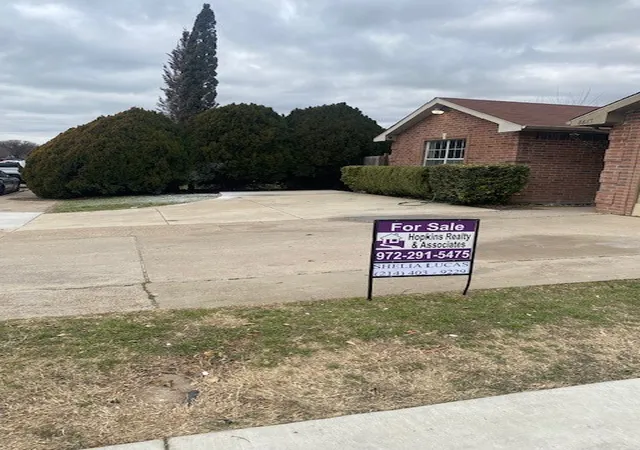 Photo 1 of Sale Pending at 4443 Falls Dr, Dallas, TX 75211 | MLS# 21208478 | Listing updated on 2026-09-08