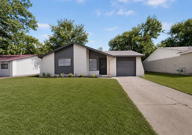 Photo 1 of Sale Pending at 1304 Glynn Oaks Dr, Arlington, TX 76010 | MLS# 21209134 | Listing updated on 2026-09-17