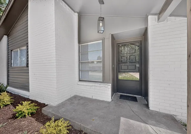 Photo 2 of Sale Pending at 1304 Glynn Oaks Dr, Arlington, TX 76010 | MLS# 21209134 | Listing updated on 2026-09-17