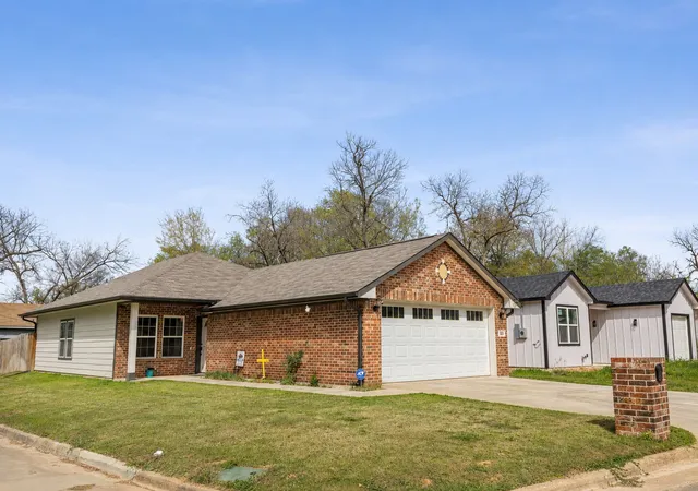 Photo 1 of Single family home for sale at 101 Ross St W, Sulphur Springs, TX 75482 | MLS# 21209107 | Listing updated on 2026-09-14