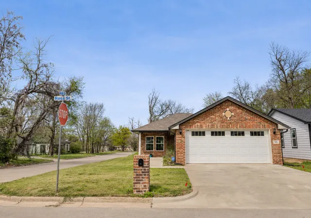 Photo 2 of Single family home for sale at 101 Ross St W, Sulphur Springs, TX 75482 | MLS# 21209107 | Listing updated on 2026-09-14