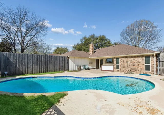 Photo 1 of Single family home for sale at 810 Meadowgate Dr, Garland, TX 75040 | MLS# 21208837 | Listing updated on 2026-09-14