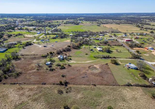 Photo 4 of Single family home for sale at 320 Windy Hill Ln, Springtown, TX 76082 | MLS# 21205330 | Listing updated on 2026-09-10
