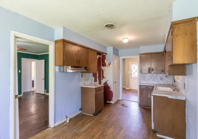 Photo 3 of Sale Pending at 2549 Madison Ave, Abilene, TX 79601 | MLS# 21210003 | Listing updated on 2026-09-12