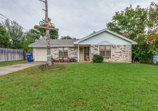 Photo 1 of Single family home for sale at 101 Gordon Dr, Azle, TX 76020 | MLS# 21210533 | Listing updated on 2026-09-14