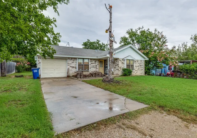 Photo 3 of Single family home for sale at 101 Gordon Dr, Azle, TX 76020 | MLS# 21210533 | Listing updated on 2026-09-14