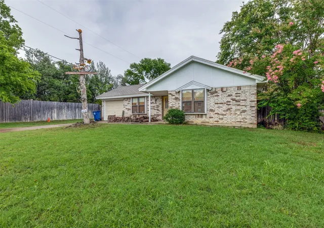 Photo 3 of Single family home for sale at 101 Gordon Dr, Azle, TX 76020 | MLS# 21210533 | Listing updated on 2026-09-14