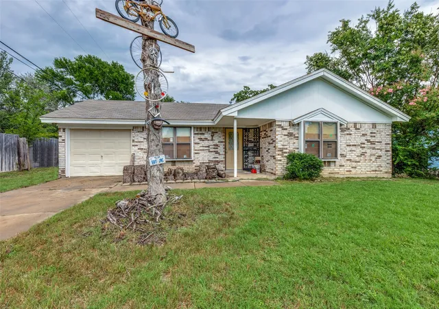 Photo 4 of Single family home for sale at 101 Gordon Dr, Azle, TX 76020 | MLS# 21210533 | Listing updated on 2026-09-14