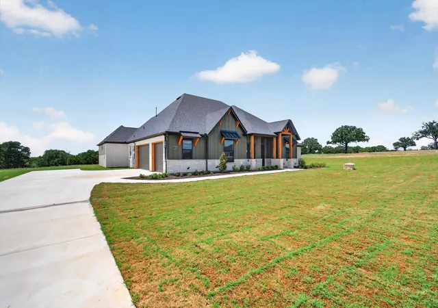 Photo 3 of Sale Pending at 118 Guynell Rdg, Decatur, TX 76234 | MLS# 21211035 | Listing updated on 2026-09-10