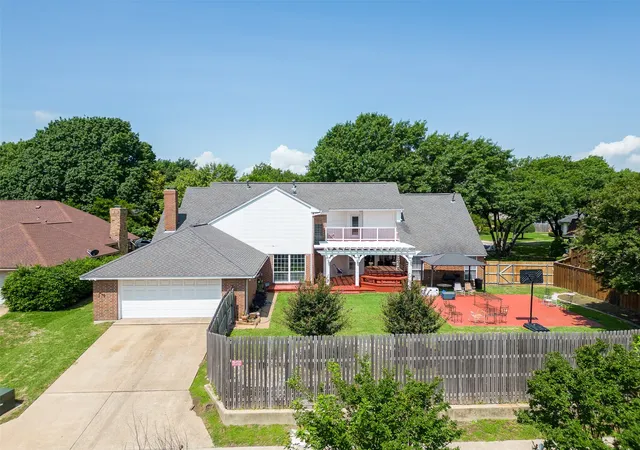 Photo 3 of Single family home for sale at 910 Kings Ct, Duncanville, TX 75137 | MLS# 21208812 | Listing updated on 2026-09-30