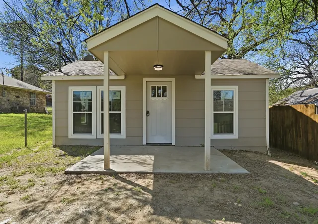 Photo 1 of Single family home for sale at 613 Bryan St, Weatherford, TX 76086 | MLS# 21189811 | Listing updated on 2026-09-14