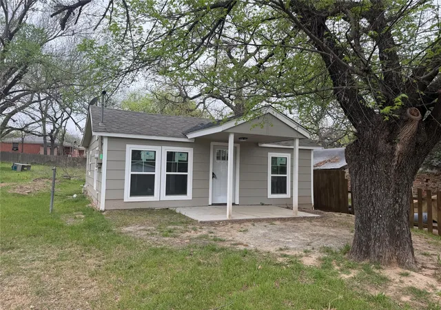 Photo 2 of Single family home for sale at 613 Bryan St, Weatherford, TX 76086 | MLS# 21189811 | Listing updated on 2026-09-14