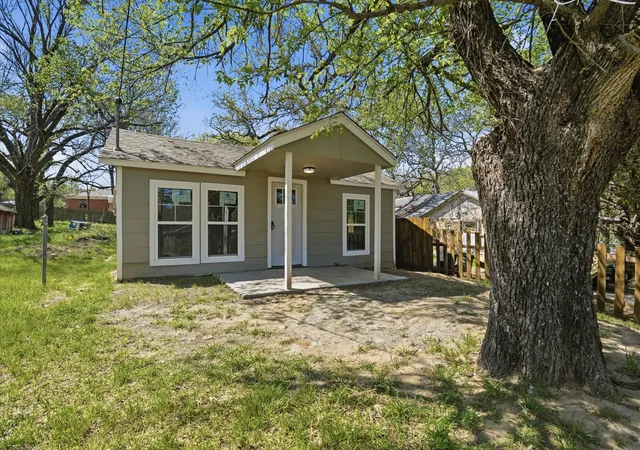 Photo 3 of Single family home for sale at 613 Bryan St, Weatherford, TX 76086 | MLS# 21189811 | Listing updated on 2026-09-14