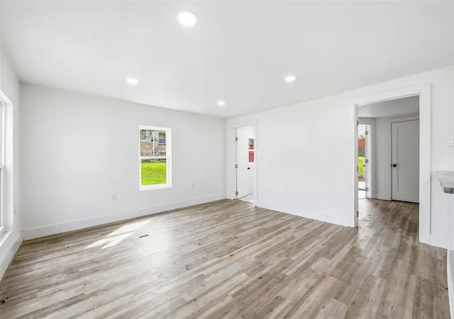Photo 4 of Single family home for sale at 613 Bryan St, Weatherford, TX 76086 | MLS# 21189811 | Listing updated on 2026-09-14
