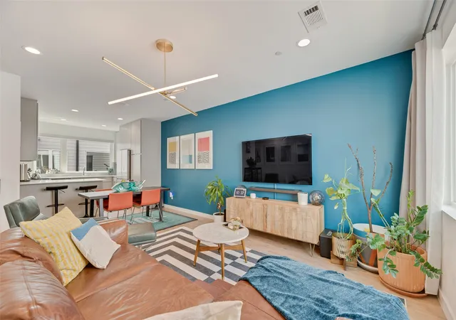 Photo 4 of Condo for sale at 4705 Bryan St #302, Dallas, TX 75204 | MLS# 21211892 | Listing updated on 2026-08-01