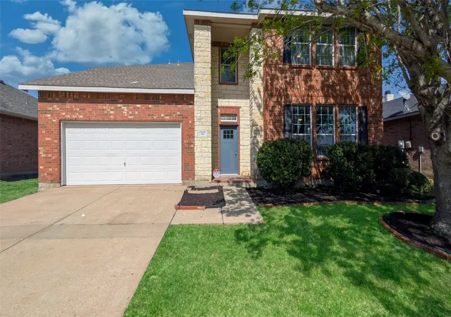 Photo 2 of Single family home for sale at 523 Zachum Dr, Arlington, TX 76002 | MLS# 21212040 | Listing updated on 2026-07-31