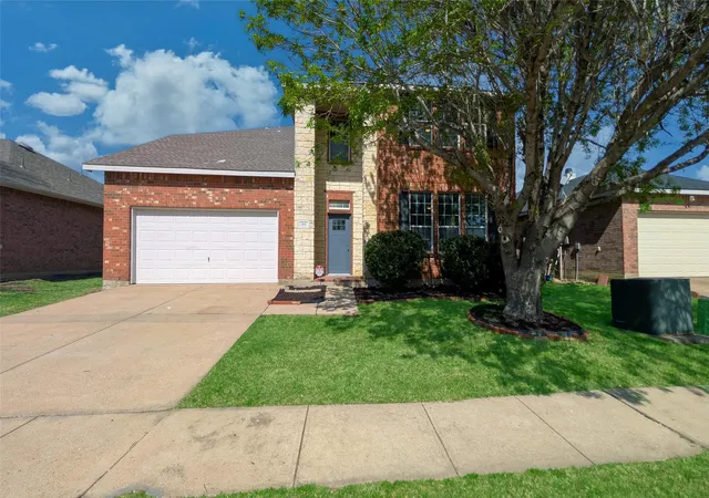 Photo 3 of Single family home for sale at 523 Zachum Dr, Arlington, TX 76002 | MLS# 21212040 | Listing updated on 2026-07-31