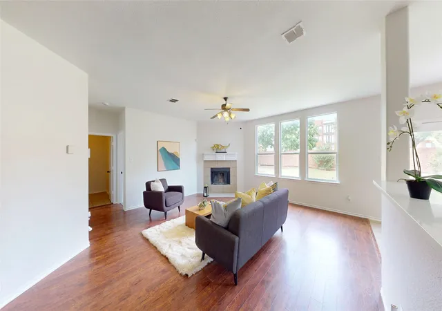 Photo 4 of Single family home for sale at 523 Zachum Dr, Arlington, TX 76002 | MLS# 21212040 | Listing updated on 2026-07-31