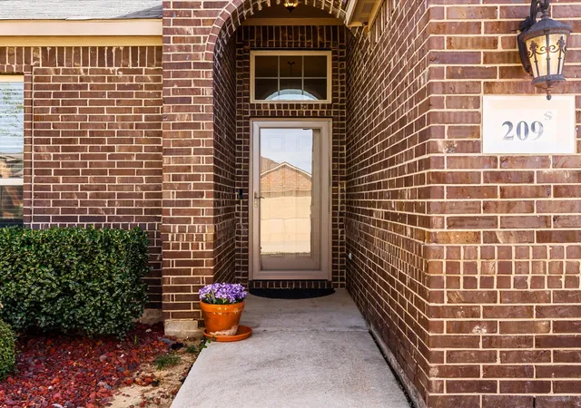 Photo 2 of Single family home for sale at 209 Emerald Creek Dr, Fort Worth, TX 76131 | MLS# 21206601 | Listing updated on 2026-09-12