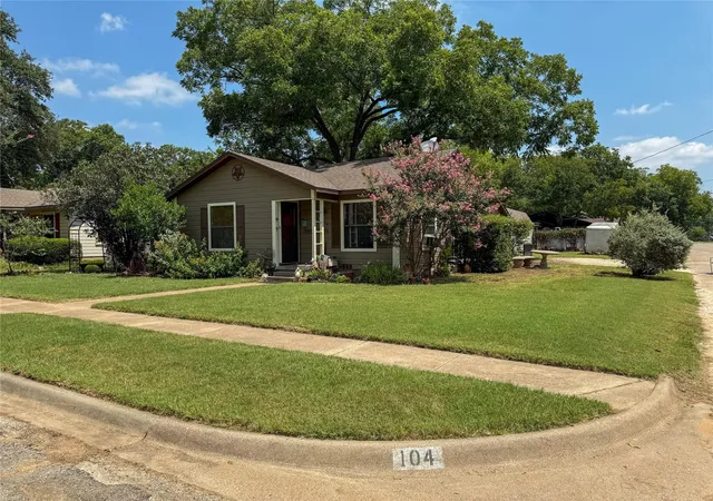 Photo 1 of Single family home for sale at 104 Dixon St, Cleburne, TX 76033 | MLS# 21212111 | Listing updated on 2026-09-14
