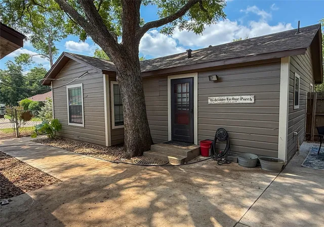 Photo 3 of Single family home for sale at 104 Dixon St, Cleburne, TX 76033 | MLS# 21212111 | Listing updated on 2026-09-14