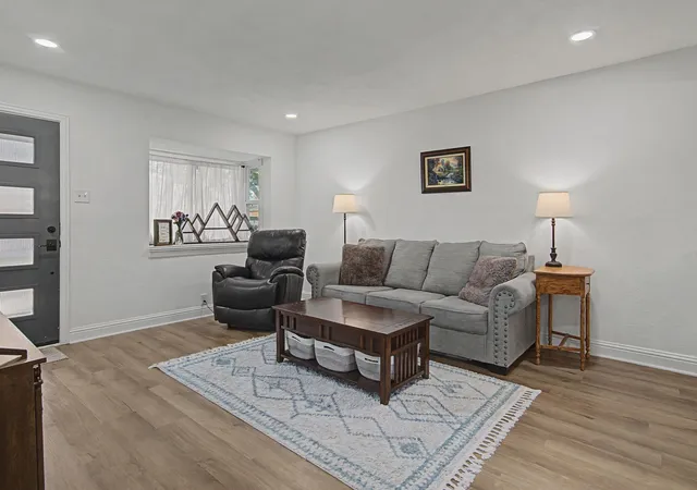 Photo 3 of Single family home for sale at 307 S Lindale Ln, Richardson, TX 75080 | MLS# 21211258 | Listing updated on 2026-09-11