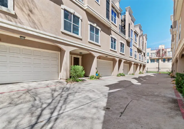 Listing Photo 5 - Condo for sale in building located at 5609 Lindell Ave, Dallas, TX 75206 - Unit #3