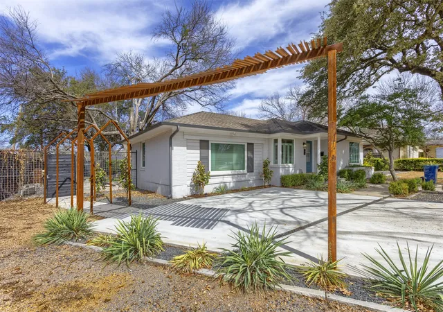 Photo 2 of Single family home for sale at 1812 Carol St, Mc Kinney, TX 75069 | MLS# 21213233 | Listing updated on 2026-09-09
