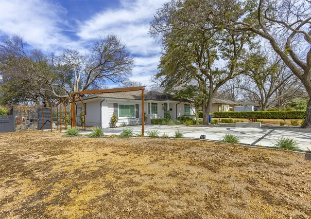 Photo 3 of Single family home for sale at 1812 Carol St, Mc Kinney, TX 75069 | MLS# 21213233 | Listing updated on 2026-09-09