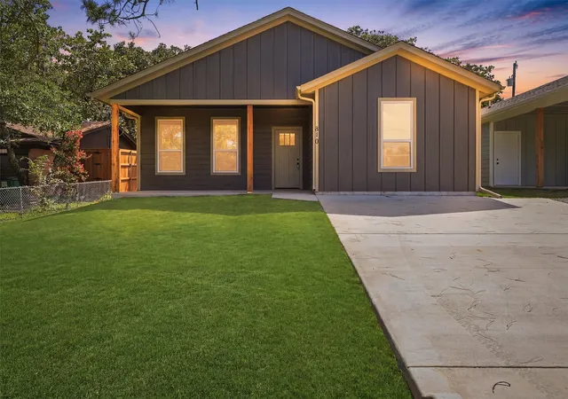 Photo 1 of Single family home for sale at 810 Branding Iron Trl, Granbury, TX 76049 | MLS# 21213177 | Listing updated on 2026-09-14