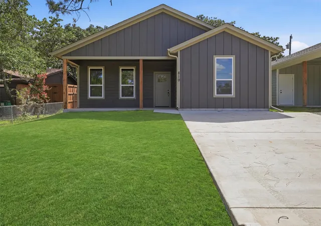 Photo 2 of Single family home for sale at 810 Branding Iron Trl, Granbury, TX 76049 | MLS# 21213177 | Listing updated on 2026-09-14