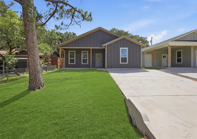 Photo 3 of Single family home for sale at 810 Branding Iron Trl, Granbury, TX 76049 | MLS# 21213177 | Listing updated on 2026-09-14