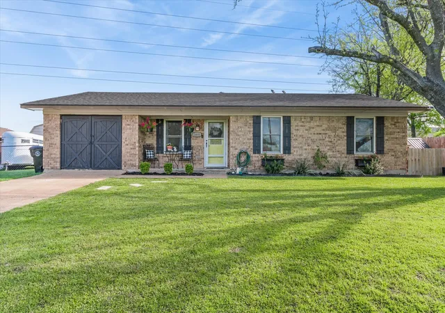 Single family home for sale at 1035 Houston St, Wills Point, TX 75169 | MLS# 21212334