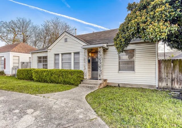 Photo 2 of Sale Pending at 5833 E Mockingbird Ln, Dallas, TX 75206 | MLS# 21166660 | Listing updated on 2026-09-11