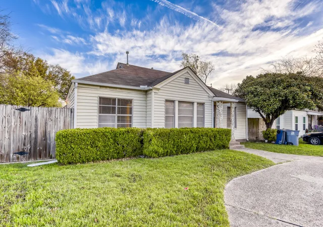 Photo 3 of Sale Pending at 5833 E Mockingbird Ln, Dallas, TX 75206 | MLS# 21166660 | Listing updated on 2026-09-11