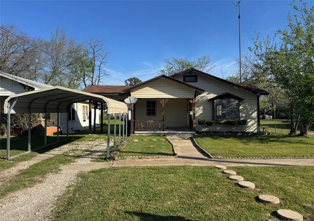 Photo 1 of Single family home for sale at 809 E Palestine St, Mexia, TX 76667 | MLS# 21213270 | Listing updated on 2026-09-09
