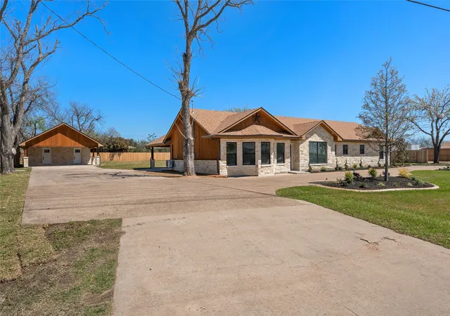 Photo 3 of Single family home for sale at 1404 S Robinson Dr, Robinson, TX 76706 | MLS# 21215143 | Listing updated on 2026-10-06