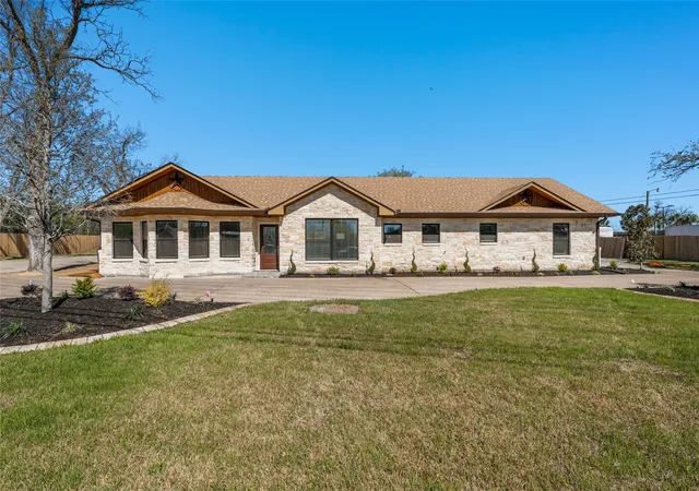 Photo 3 of Single family home for sale at 1404 S Robinson Dr, Robinson, TX 76706 | MLS# 21215143 | Listing updated on 2026-10-06