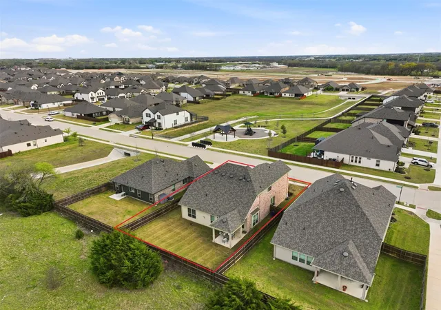 Photo 4 of Single family home for sale at 2352 High Plain Ln, Waxahachie, TX 75167 | MLS# 21214751 | Listing updated on 2026-10-06
