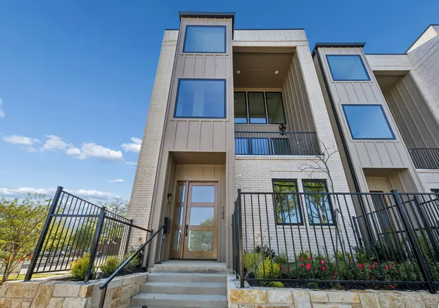Photo 1 of Townhouse for sale at 122 S Church St, Mc Kinney, TX 75069 | MLS# 21214947 | Listing updated on 2026-09-13