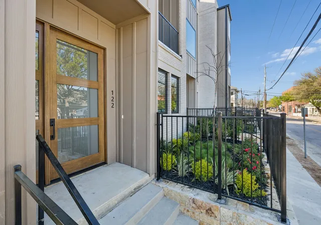 Photo 2 of Townhouse for sale at 122 S Church St, Mc Kinney, TX 75069 | MLS# 21214947 | Listing updated on 2026-09-13